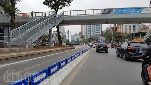 Có dải phân cách cứng vẫn 'vô tư' chiếm làn xe buýt nhanh ảnh 1